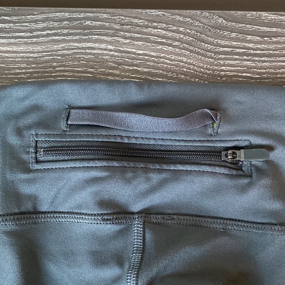 Under Armour heat hear running capri with zip back pocket. - Picture 3 of 3